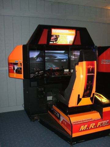 Photo d'une borne Naomi avec 3 écrans